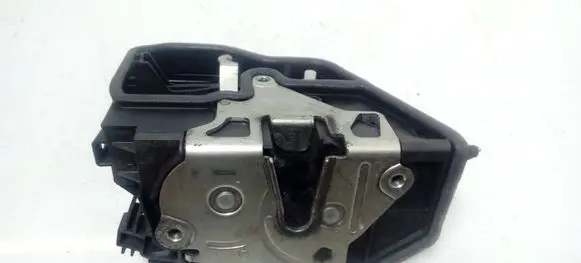 BMW X3 E83 Front door lock 7167068