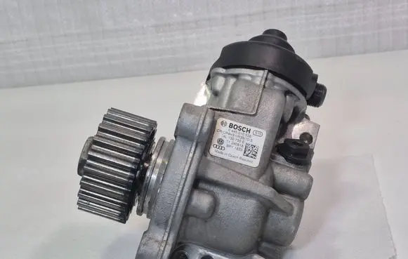 Skoda Superb B8 (3V) Fuel injection high pressure pump 04L130755E 11240818 0445010538