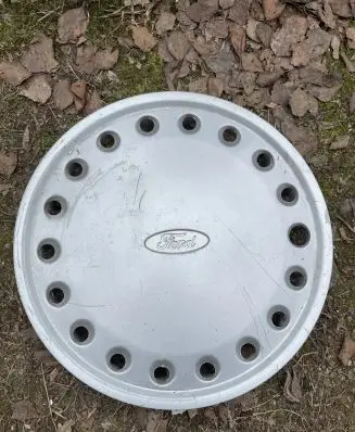 Ford Sierra R13 wheel hub/cap/trim 84BB1130AB 618013