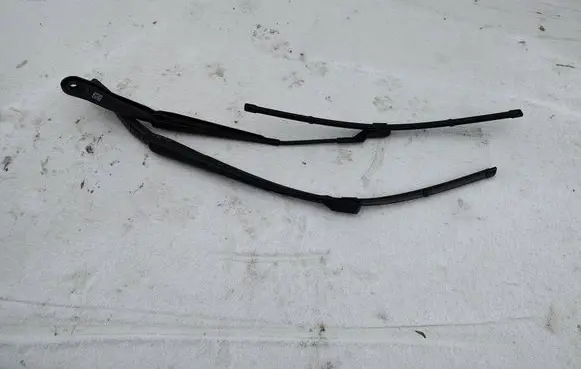 Land Rover Evoque I Front wiper blade arm 