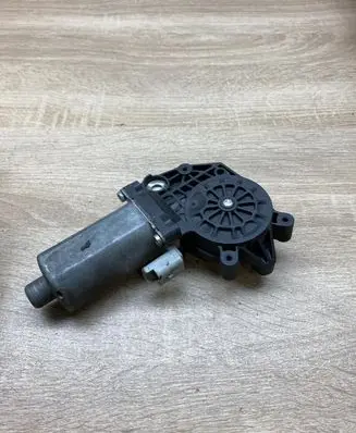 Peugeot 206 Front door window regulator motor 0130821763
