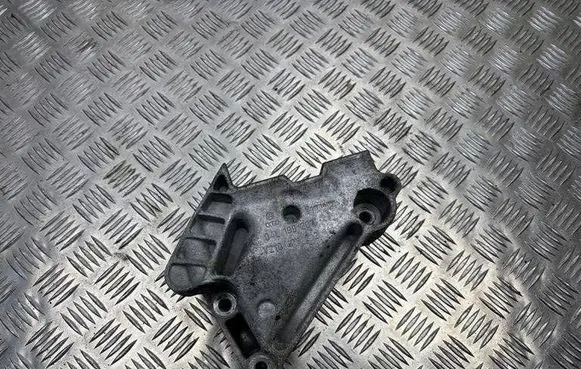 Volkswagen Golf VII Engine mounting bracket 04L199207