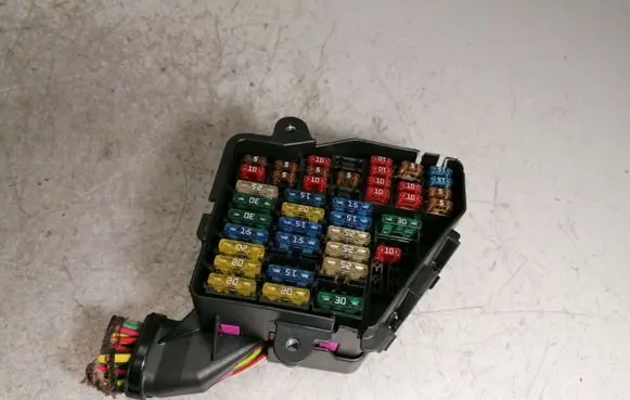 Volkswagen PASSAT B5 Fuse box set 8D1941824