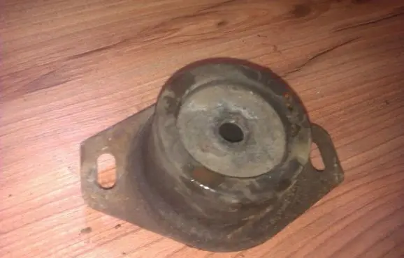 Peugeot Partner Engine mount bracket