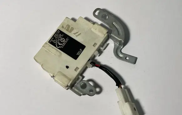 Toyota Corolla Verso AR10 Door central lock control unit/module 8999247010 2584ARO2TY1
