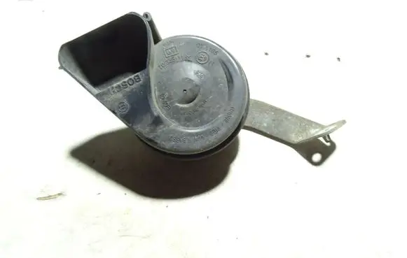 Audi A6 S6 C5 4B Horn signal 3881165