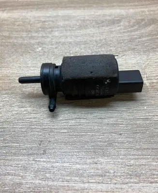 BMW 5 E39 Windscreen/windshield washer pump 8363154