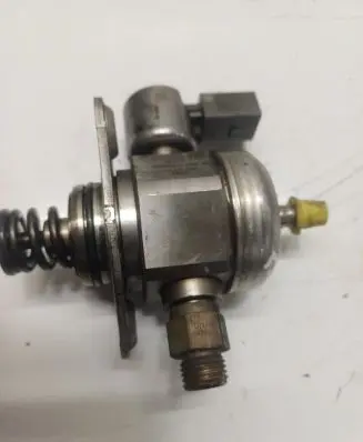 Audi A3 S3 8P Fuel injection high pressure pump 06H127025K