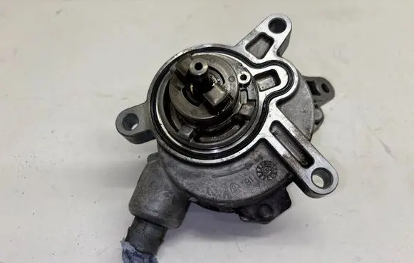 Volvo S60 Vacuum pump 30677904