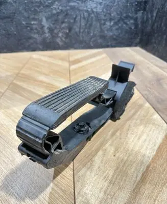 Mercedes-Benz E W211 Accelerator throttle pedal A2113000604