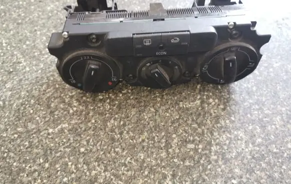 Volkswagen Touran I Climate control unit