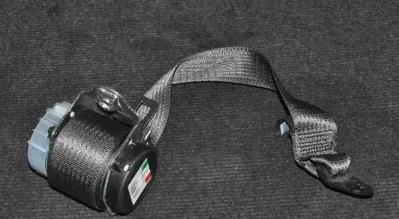 Opel Astra J Rear seatbelt