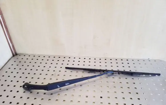 Toyota Land Cruiser (J120) Front wiper blade arm