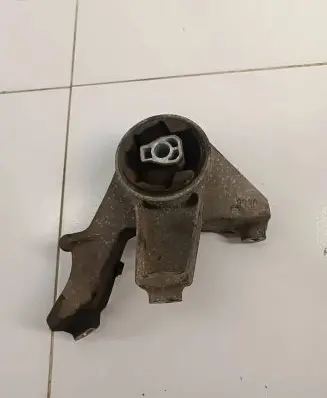 Opel Antara Engine mount bracket X00761A