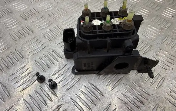 Mercedes-Benz S W221 Air suspension valve block A2123200358