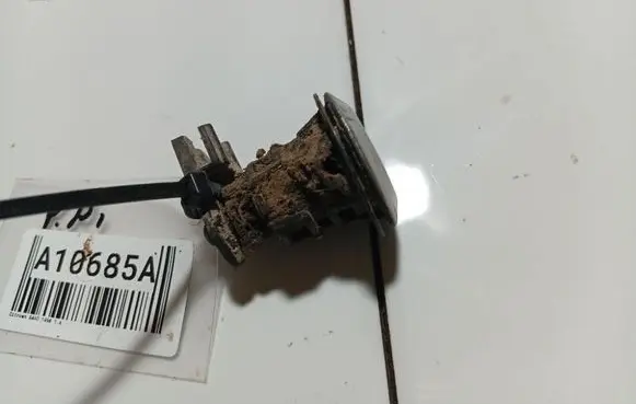 Citroen Saxo Front door lock (next to the handle) 