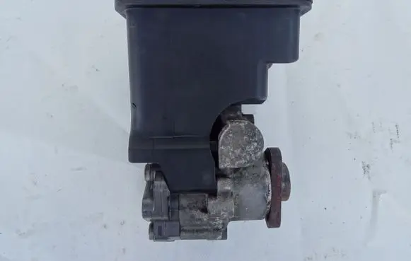 BMW 5 E60 E61 Power steering pump 7693974