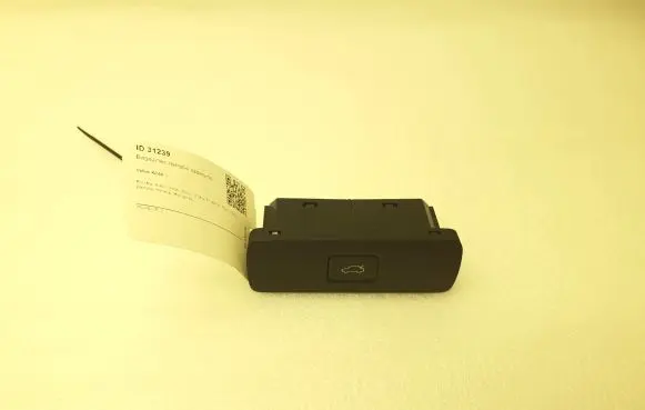 Volvo XC40 Tailgate/boot open switch button P32350330 32350330