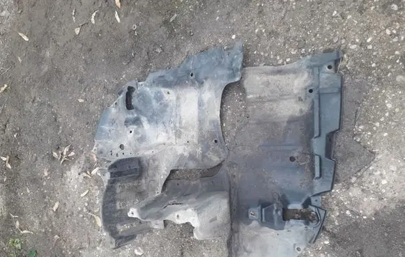 Toyota Avensis T220 Front bumper skid plate/under tray 
