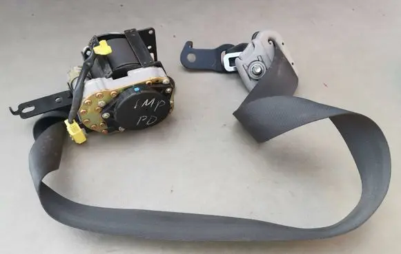 Subaru Impreza II Front seatbelt