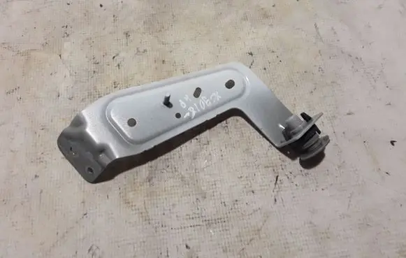 Volvo XC90 Fender mounting bracket 31371008