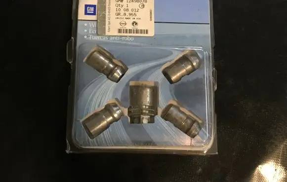 Opel Mokka Anti-theft wheel nuts and lock 12498078