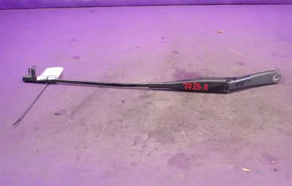 Opel Astra H Front wiper blade arm 13111220LH