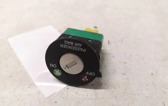 Hyundai Santa Fe Passenger airbag on/off switch 