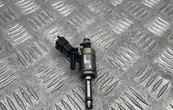 BMW 1 F20 F21 Fuel injector V7591623