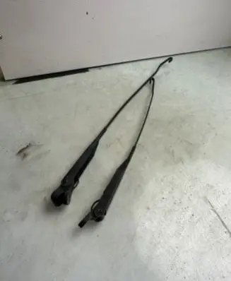 Opel Corsa C Front wiper blade arm 09114666