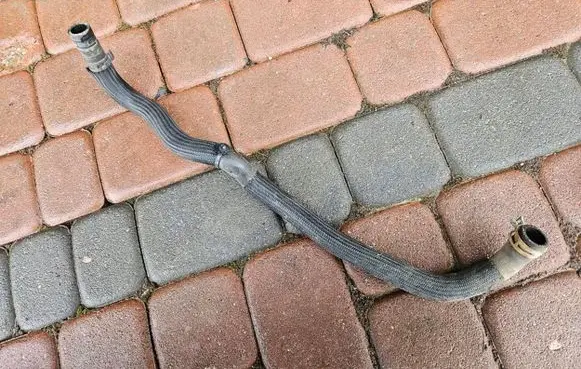 Renault Trafic III (X82) Engine coolant pipe/hose 215173827R