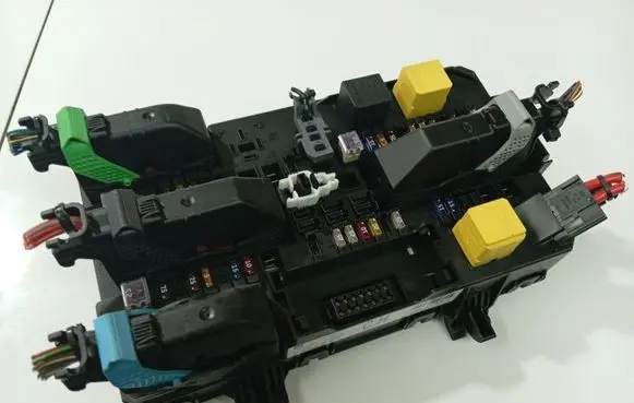 Opel Astra H Fuse box set 13145021