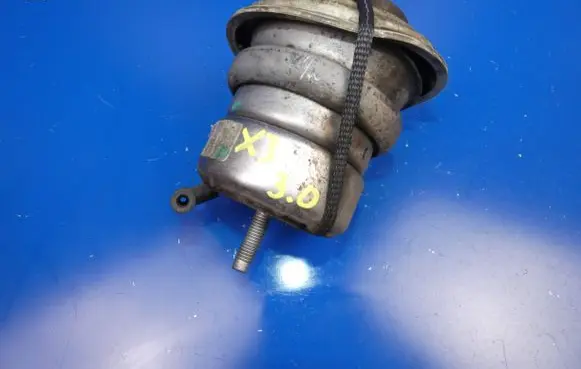 Jaguar XJ X351 Engine mount bracket 8X236A003AB