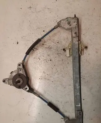 Rear door manual window regulator