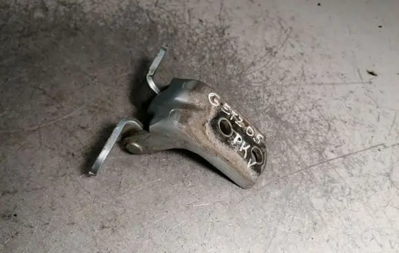 Hyundai Getz Front door upper hinge
