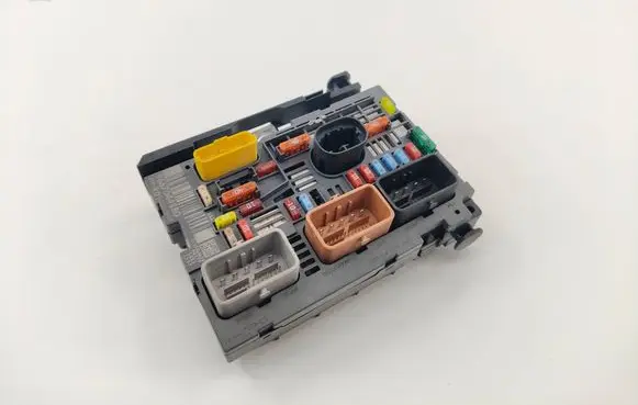 Citroen C4 Grand Picasso Fuse module 9667044880