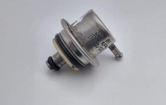 Volkswagen Golf IV Fuel pressure regulator 036133035A