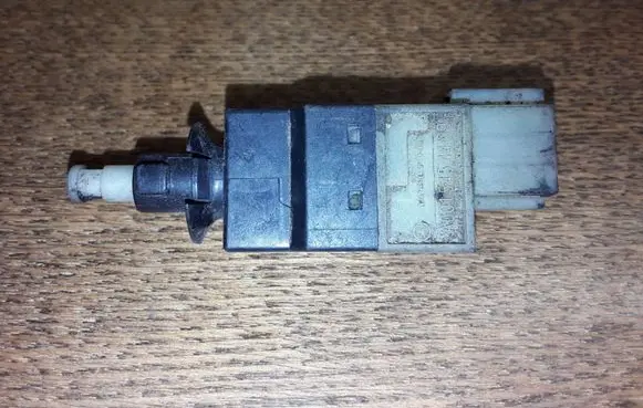 Mercedes-Benz E W211 Brake pedal sensor switch A0015454409