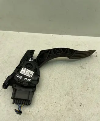Accelerator throttle pedal