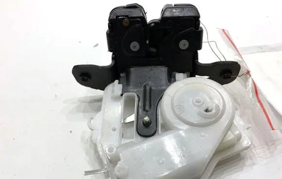 Toyota Yaris Tailgate exterior lock 