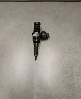 Volkswagen Golf V Fuel injector 038130073AG