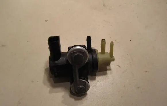Volkswagen Golf V Vacuum valve 700868020