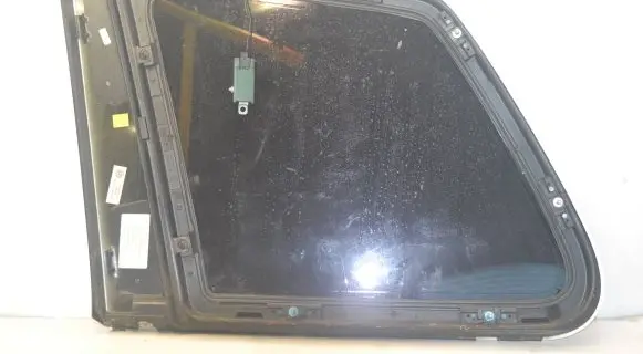Volkswagen Touareg I Rear side window 7L6853382b