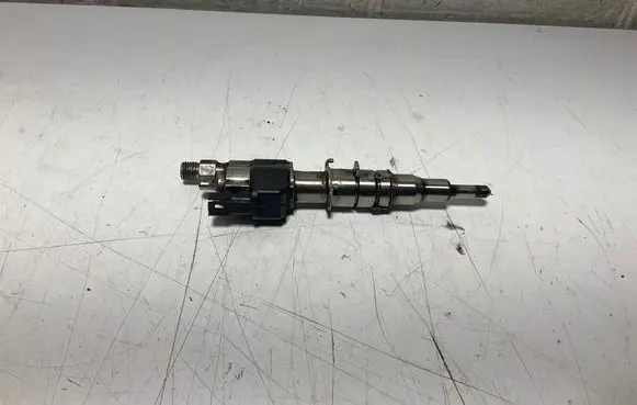 BMW 5 F10 F11 Fuel injector 7585261