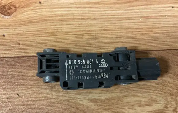 Audi A4 S4 B7 8E 8H Airbag deployment crash/impact sensor 8E0959651A 017771 017771040406