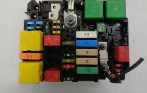 Peugeot 208 Fuse module 9804848480