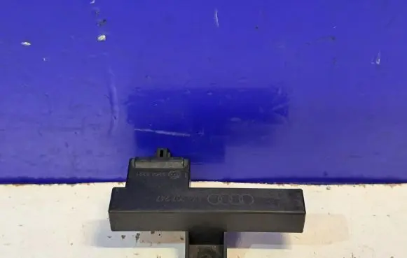 Audi A4 S4 B8 8K Keyless system antenna 8K0907247