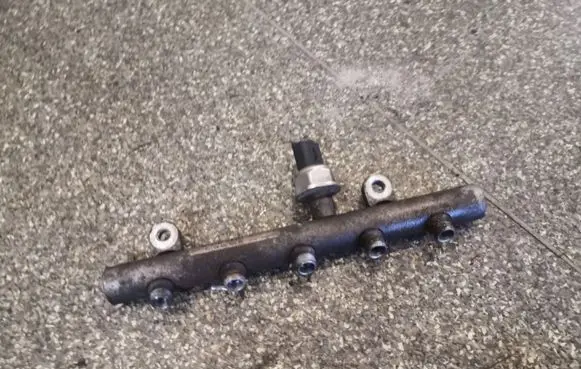 Volvo V50 Fuel main line pipe 9645689580