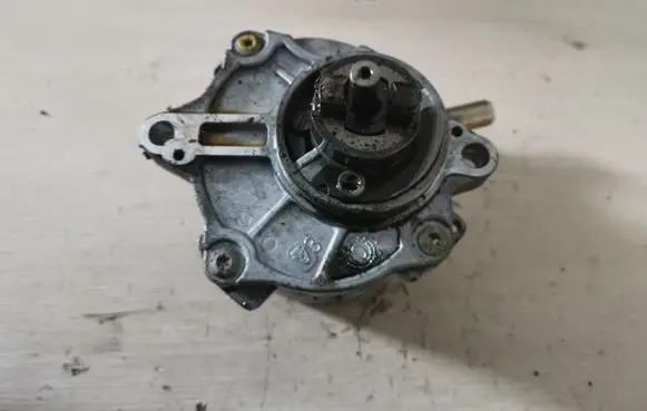 Mercedes-Benz ML W163 Vacuum pump A6282300065