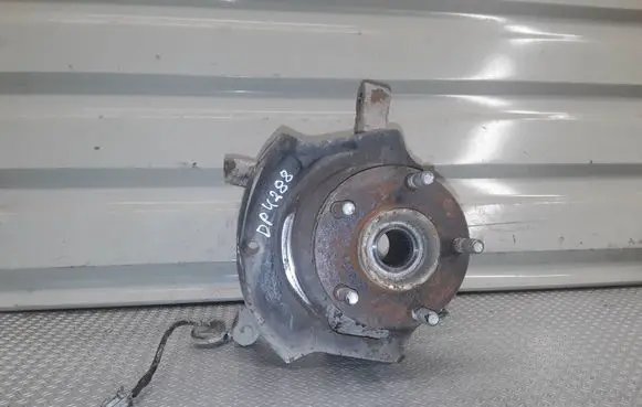 Nissan X-Trail T30 Front wheel hub spindle knuckle 